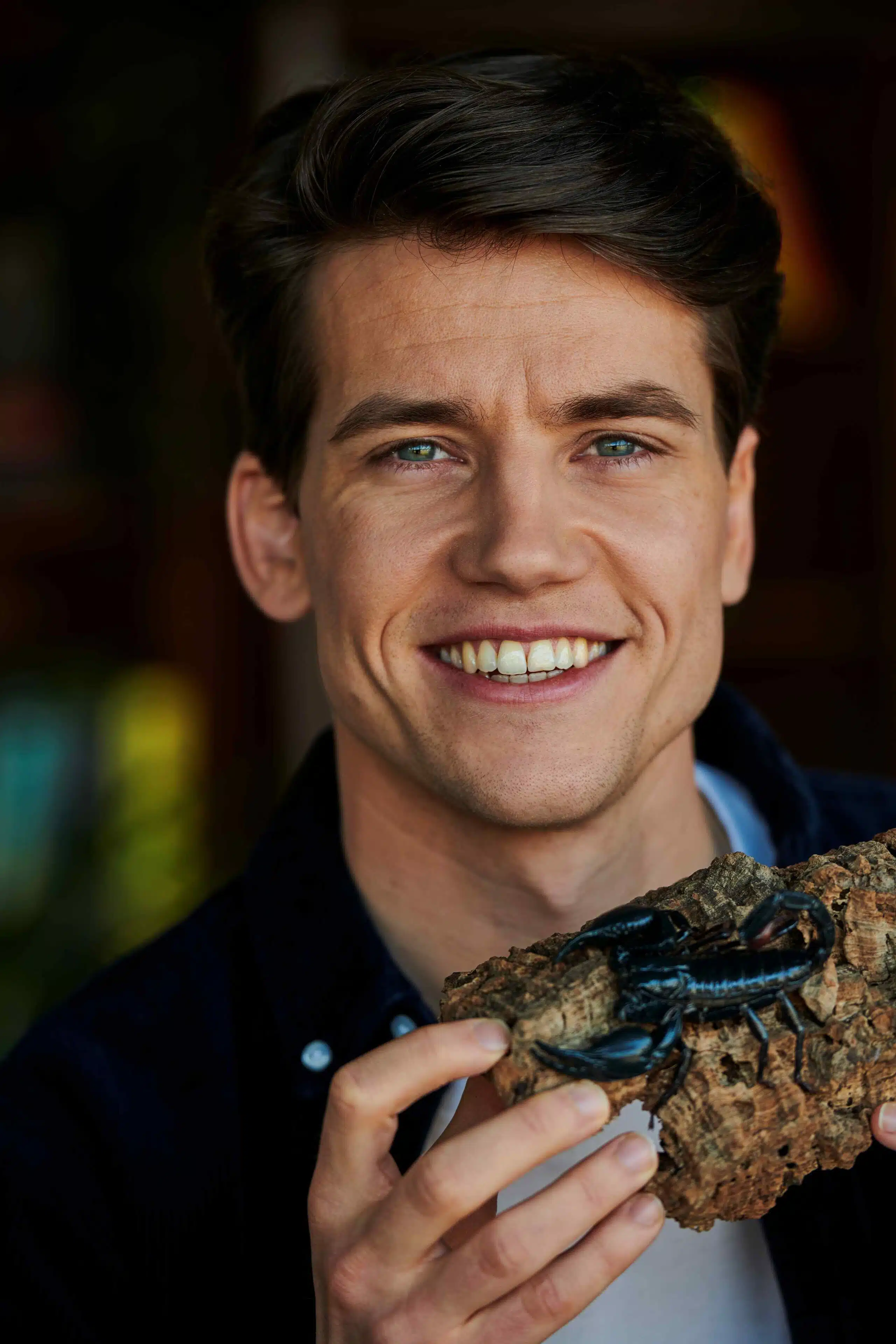 Matyas-Bittenbinder-close-up met schorpioen_LR