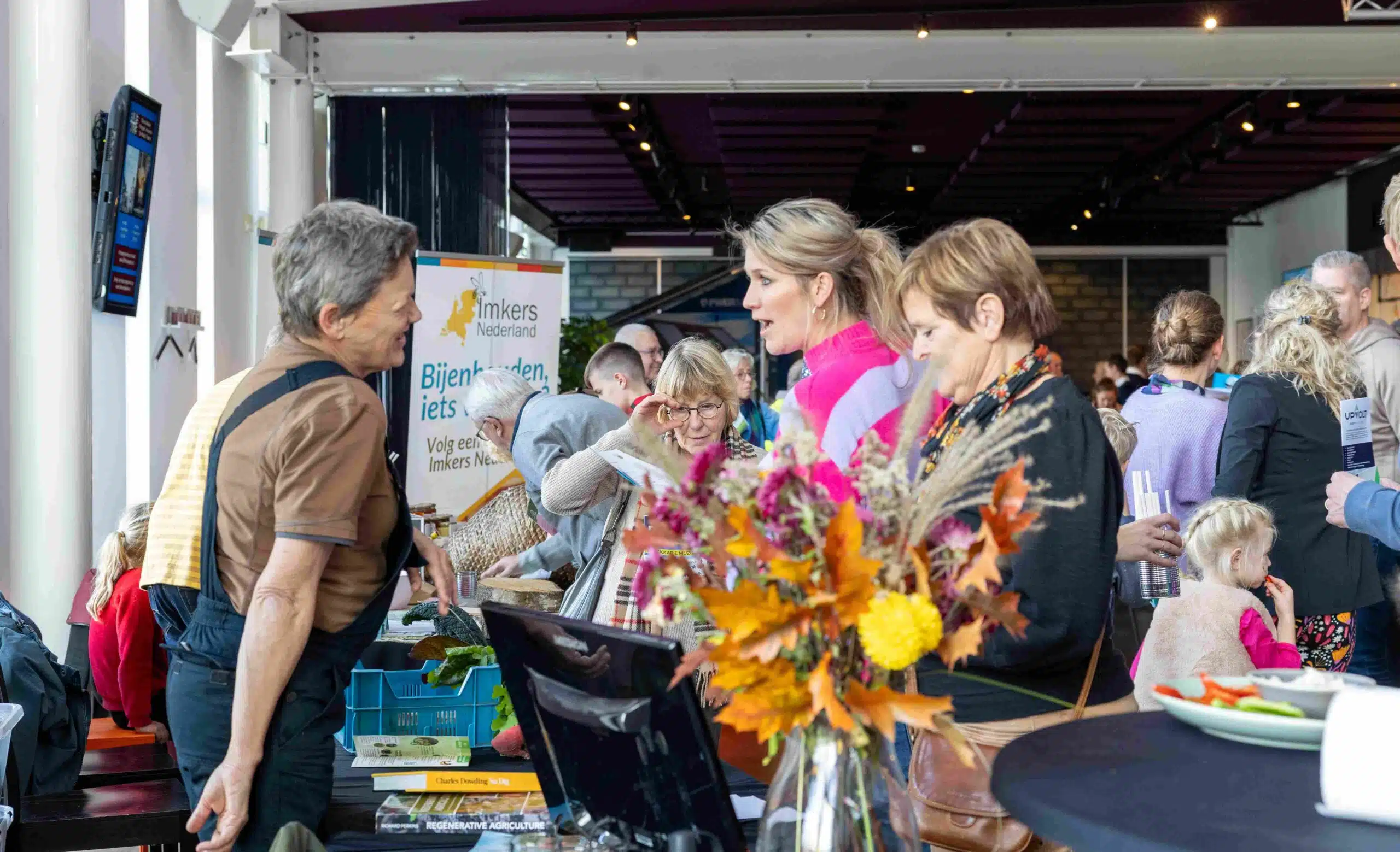 bezoekers in gesprek met standhouders