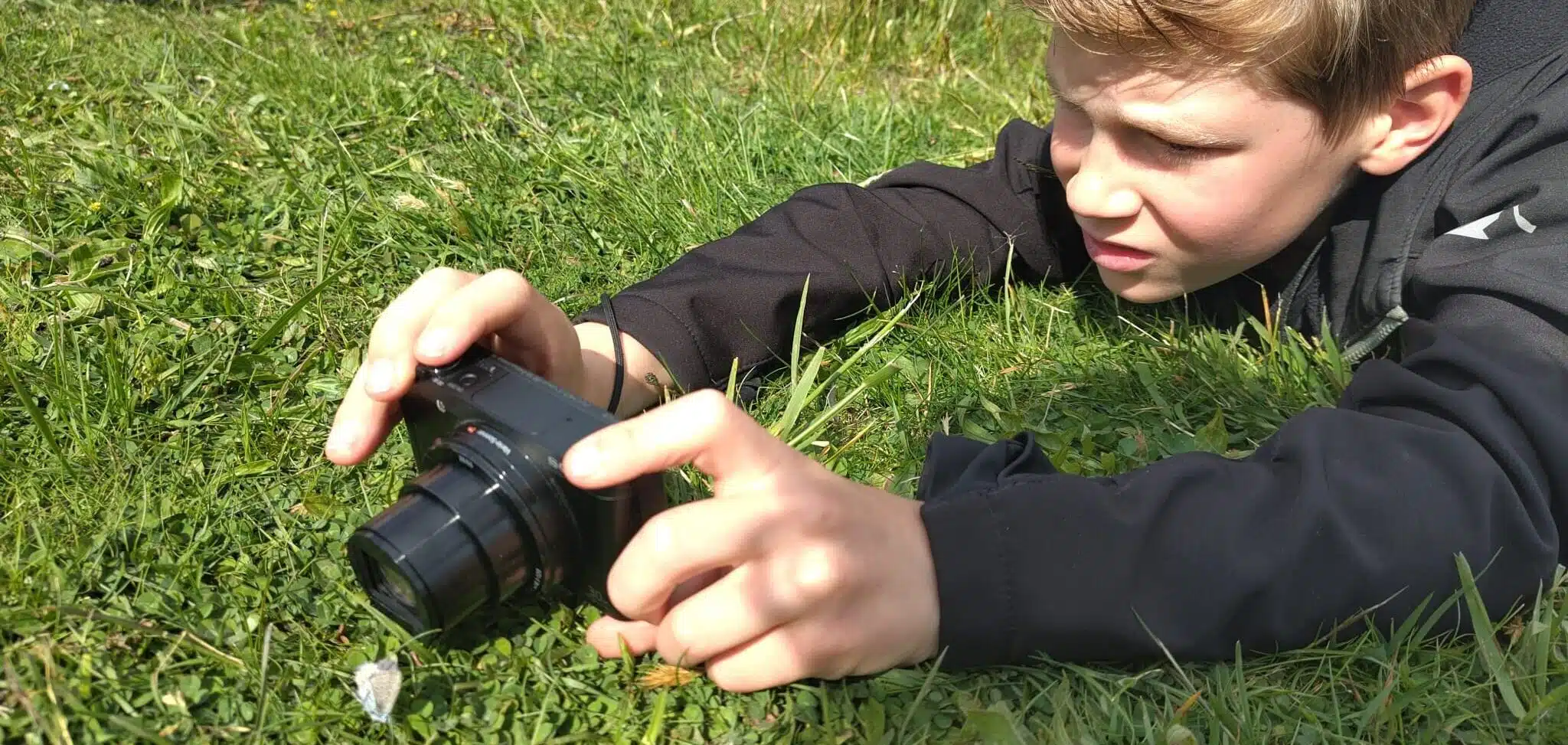 kind fotografeert vlinder